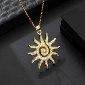 Élégant collier pendentif soleil doré avec cristaux de zircon sur un support noir