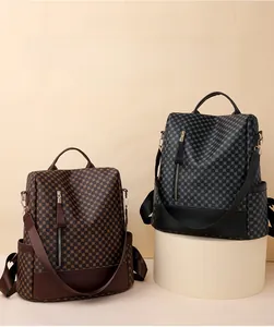 Dettaglio di zaini alla moda con motivo geometrico e tasche laterali capienti
