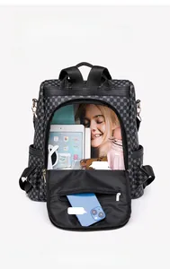 Dettaglio della grande capacità dello zaino a scacchi per riviste A4 e tablet iPad