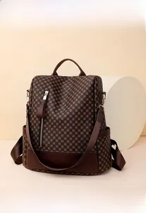 Dettaglio di uno zaino marrone da donna con motivi geometrici e pratiche tasche con cerniera