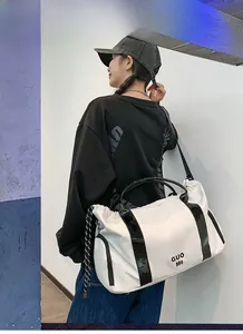Détail du sac de voyage étanche en Oxford avec poignées noires et logo GUO MI