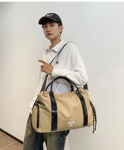 Détail du sac de voyage en tissu Oxford kaki avec brides en cuir noir et cordon