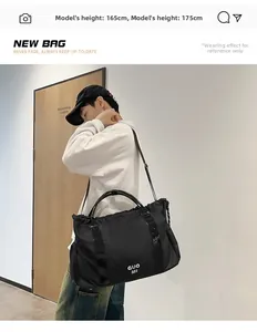 Sac de voyage imperméable en oxford noir avec logo et bandoulière réglable pratique