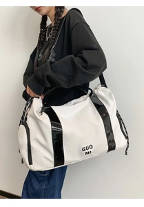 Détail d'un grand sac fourre-tout imperméable en oxford avec cordon et fini blanc