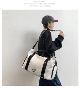 Mannequin avec sac de voyage blanc en tissu oxford étanche et sangles noires