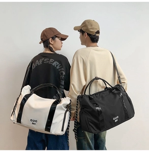 Modèles portant des sacs de voyage imperméables en oxford noir et blanc avec garniture vernie