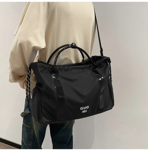 Détail du sac fourre-tout Oxford imperméable avec lettrage GUO MI et bandoulière réglable