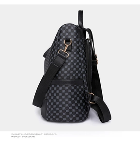 Vista laterale dello zaino alla moda con fibbie dorate e motivo grigio stampato