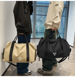 Détail de sacs de voyage en Oxford imperméable noir et beige avec anses solides