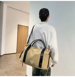 Gros plan du sac fourre-tout en Oxford imperméable avec logo blanc et détails noirs