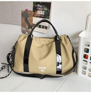 Détail du sac de voyage en tissu oxford kaki avec logo GUO MI et poignées noires
