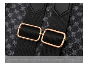 Dettaglio spallacci regolabili in nylon con fibbie in oro rosa su zainetto con stampa