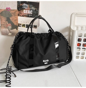Détails du sac de voyage en nylon noir imperméable avec sangles brillantes et logo