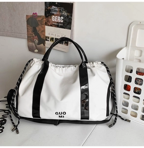 Détail du sac de voyage en Oxford imperméable avec sangles noires et logo GUO MI