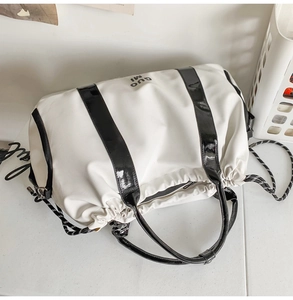 Détail du sac de voyage blanc en tissu Oxford étanche avec sangles noires et logo GUO MI