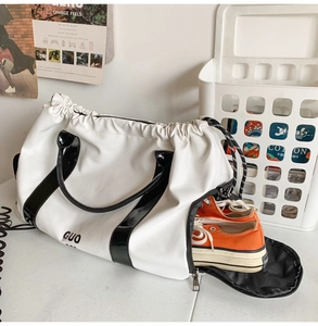 Détail du sac de voyage en Oxford imperméable avec fermeture à cordon et compartiment chaussures