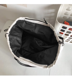 Vue détaillée du grand sac oxford étanche avec cordon de serrage et poche intérieure zippée