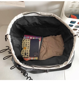 Vue de dessus d'un grand sac Oxford imperméable montrant l'espace de rangement interne
