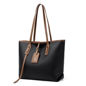 Grande borsa tote nera in ecopelle martellata con manici marroni, vista laterale
