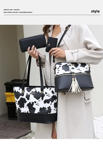 Détail d'un ensemble de 4 sacs imprimés avec sac bandoulière et motif de vache noir et blanc
