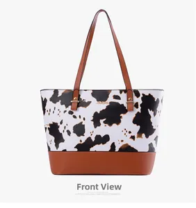Gros plan détaillé d'un sac cabas à motif vache avec cuir marron et logo JINGPIN en métal