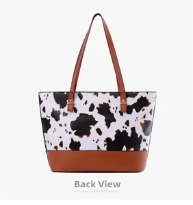 Vue arrière d'un grand sac cabas avec imprimé vache et détails en cuir marron
