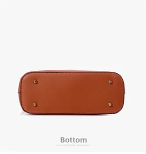 Vue détaillée du fond de sac avec quatre pieds de protection en métal doré brillant