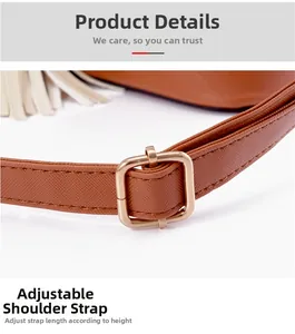 Détail de la bandoulière réglable en cuir marron avec boucle en métal doré du sac