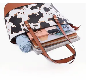 Vue de l'intérieur du grand sac cabas contenant tablette, parapluie et maquillage