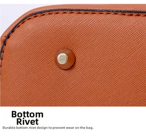 Vue détaillée du fond en cuir Saffiano avec clous de protection en métal doré