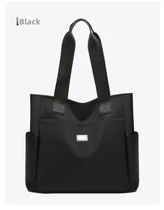 Detail van de zwarte Oxford stoffen shopper met dubbele riemen en zijvakje