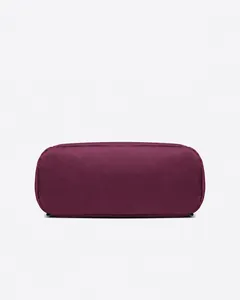 Detailweergave van de ovale versterkte bodem van de paarse nylon draagtas