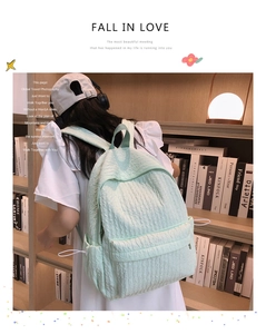 Vue lifestyle d'un sac à dos texturé vert menthe avec poche latérale et fermeture éclair