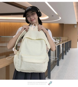 Détail du sac à dos blanc cassé avec tissu gaufré texturé pour les étudiantes