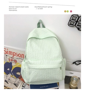 Détail du sac à dos vert menthe avec texture froissée et poche avant zippée