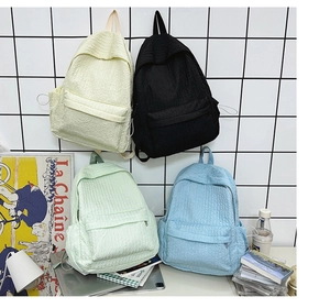 Détail montrant les différents coloris de sacs à dos spacieux en tissu léger froissé
