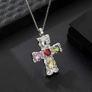 Collana a croce in argento stile lava con gemme multicolori su sfondo in pelle nera