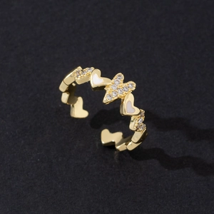 Bague ouverte dorée avec motifs d'étoiles et de cœurs ajourés sertis de zircons brillants