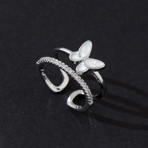 Bague double anneau argentée raffinée avec papillon nacré et zircons étincelants