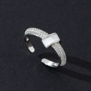 Vue détaillée d'une bague étoile ouverte avec incrustation en nacre et micro-pavage fin