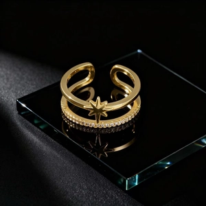 Vue macro d'une bague double couche dorée avec étoile à huit branches et zircons pavés