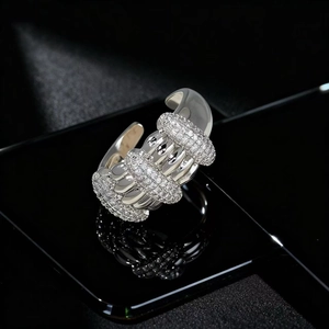 Détail macro d'une bague ajustable argentée avec quatre rangées de cristaux pavés