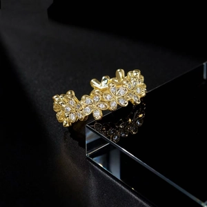 Anello regolabile in oro con fiori e petali di margherita in pavé di zirconi