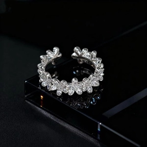 Anello con fiori in argento e zirconi, design regolabile con finitura di lusso