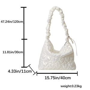 Detailed size chart for white quilted tote bag with heart patterns and dimensions