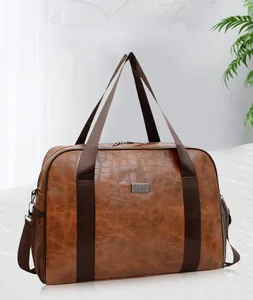 Dettaglio della borsa da viaggio in pelle PU marrone trama coccodrillo impermeabile