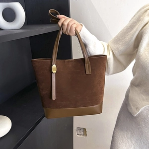 Grand sac cabas vintage marron foncé avec boucle dorée pour les déplacements des femmes