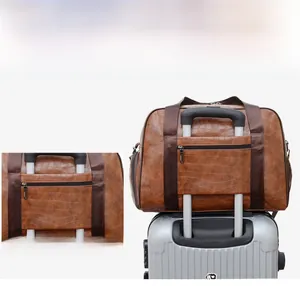 Borsa da viaggio marrone a motivo coccodrillo con fascia per trolley da valigia