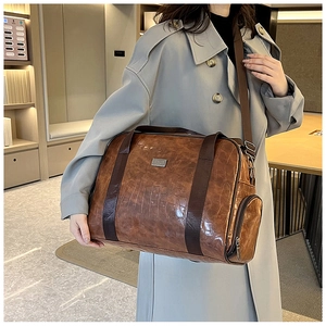 Borsa da viaggio marrone motivo coccodrillo a spalla con elegante logo argento