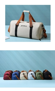 Detalle de varios colores de bolsas de deporte cilíndricas de lona para viaje y gimnasio